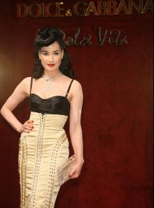 92070_dita_von_teese_02_122_1188lo.jpg