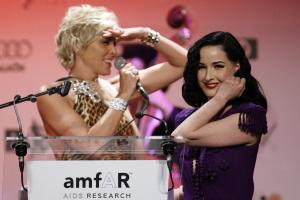 41341_Dita_Von_Teese_on_stage_319_122_50lo.jpg