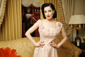 52560_celebrity_city_Dita_von_Teese_019_122_799lo.JPG