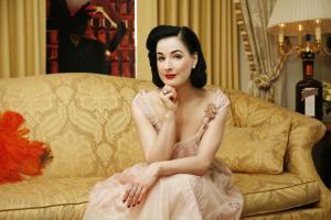 53337_celebrity_city_Dita_von_Teese_022_122_347lo.JPG