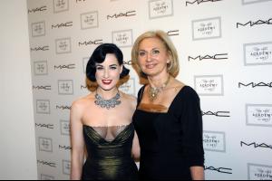 54382_celebrity_city_Dita_von_Teese_004_122_566lo.JPG
