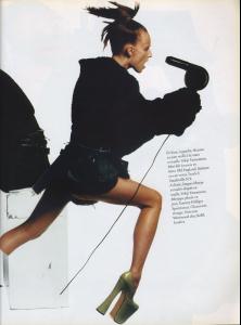 ann_Vogue_Paris_Oct_2002_tfs__AT9.jpg