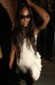 Naomi_Campbell_leaving_Cipriani_restaurant_in_Mayfair_01.jpg