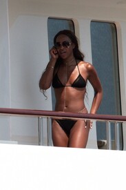 Naomi_Campbell_Bikini_St_Tropez_1.jpg