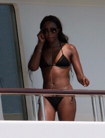 Naomi_Campbell_Bikini_St_Tropez_2.jpg