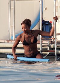 Naomi_Campbell_Bikini_St_Tropez_4.jpg