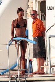 Naomi_Campbell_Bikini_St_Tropez_5.jpg