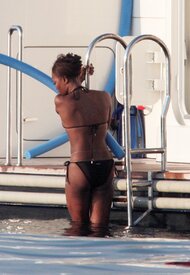 Naomi_Campbell_Bikini_St_Tropez_7.jpg