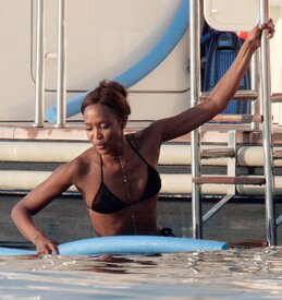 Naomi_Campbell_Bikini_St_Tropez_9.jpg