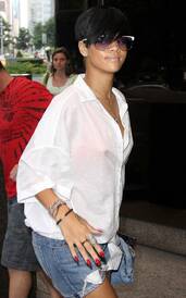 001-rihanna_arrives_hotel_celebutopia_CD06292009.jpg