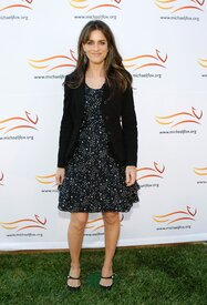 Celebutopia-Amanda_Peet-Michael_J._Fox_Foundation_For_Parkinson95s_Research_Summer_Lawn_Party-01.jpg