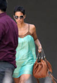 th_Preppie_-_Halle_Berry_at_a_spa_in_West_Hollywood_-_June_18_2009_111.jpg