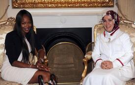 Naomi_Campbell_Emine_Erdogan_02.jpg