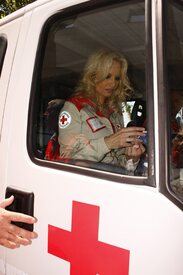 celebrity_paradise.com_Adriana_Karembeu_red_cross_009.jpg