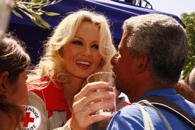 celebrity_paradise.com_Adriana_Karembeu_red_cross_019.jpg