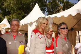 celebrity_paradise.com_Adriana_Karembeu_red_cross_022.jpg