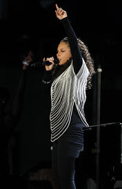 celebrity_paradise.com_TheElder_AliciaKeys2010_06_10_FIFAWorldCupKick_off.jpg