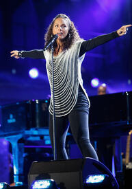 celebrity_paradise.com_TheElder_AliciaKeys2010_06_10_FIFAWorldCupKick_off12.jpg