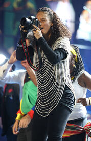 celebrity_paradise.com_TheElder_AliciaKeys2010_06_10_FIFAWorldCupKick_off13.jpg