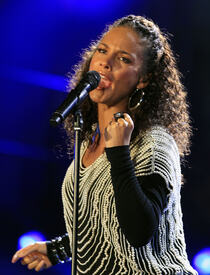 celebrity_paradise.com_TheElder_AliciaKeys2010_06_10_FIFAWorldCupKick_off14.jpg