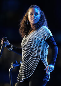 celebrity_paradise.com_TheElder_AliciaKeys2010_06_10_FIFAWorldCupKick_off15.jpg