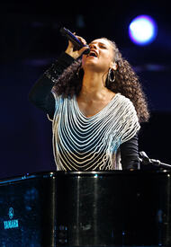 celebrity_paradise.com_TheElder_AliciaKeys2010_06_10_FIFAWorldCupKick_off17.jpg