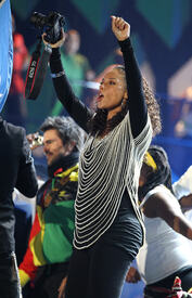 celebrity_paradise.com_TheElder_AliciaKeys2010_06_10_FIFAWorldCupKick_off18.jpg