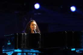 celebrity_paradise.com_TheElder_AliciaKeys2010_06_10_FIFAWorldCupKick_off2.jpg