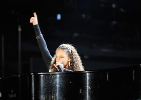 celebrity_paradise.com_TheElder_AliciaKeys2010_06_10_FIFAWorldCupKick_off21.jpg