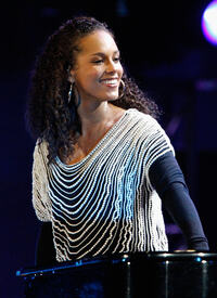 celebrity_paradise.com_TheElder_AliciaKeys2010_06_10_FIFAWorldCupKick_off22.jpg