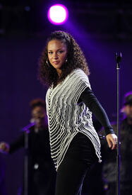 celebrity_paradise.com_TheElder_AliciaKeys2010_06_10_FIFAWorldCupKick_off23.jpg