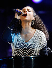 celebrity_paradise.com_TheElder_AliciaKeys2010_06_10_FIFAWorldCupKick_off24.jpg