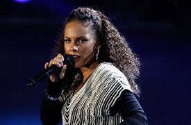 celebrity_paradise.com_TheElder_AliciaKeys2010_06_10_FIFAWorldCupKick_off25.jpg