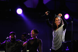 celebrity_paradise.com_TheElder_AliciaKeys2010_06_10_FIFAWorldCupKick_off28.jpg