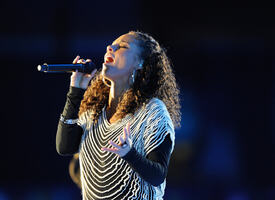 celebrity_paradise.com_TheElder_AliciaKeys2010_06_10_FIFAWorldCupKick_off29.jpg