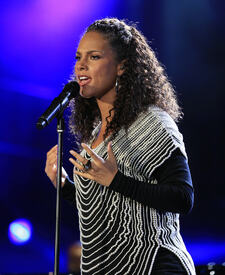 celebrity_paradise.com_TheElder_AliciaKeys2010_06_10_FIFAWorldCupKick_off3.jpg