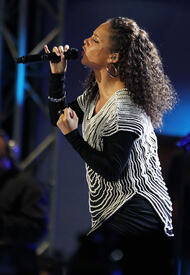 celebrity_paradise.com_TheElder_AliciaKeys2010_06_10_FIFAWorldCupKick_off30.jpg