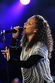 celebrity_paradise.com_TheElder_AliciaKeys2010_06_10_FIFAWorldCupKick_off31.jpg