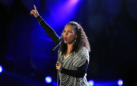 celebrity_paradise.com_TheElder_AliciaKeys2010_06_10_FIFAWorldCupKick_off32.jpg