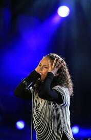 celebrity_paradise.com_TheElder_AliciaKeys2010_06_10_FIFAWorldCupKick_off33.jpg