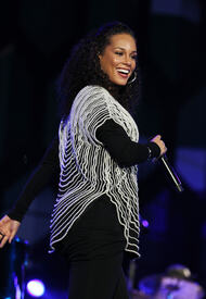 celebrity_paradise.com_TheElder_AliciaKeys2010_06_10_FIFAWorldCupKick_off34.jpg