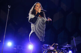 celebrity_paradise.com_TheElder_AliciaKeys2010_06_10_FIFAWorldCupKick_off36.jpg