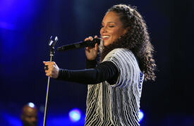 celebrity_paradise.com_TheElder_AliciaKeys2010_06_10_FIFAWorldCupKick_off37.jpg