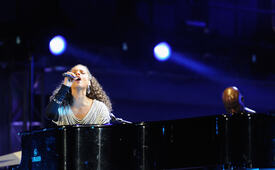 celebrity_paradise.com_TheElder_AliciaKeys2010_06_10_FIFAWorldCupKick_off38.jpg