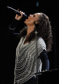 celebrity_paradise.com_TheElder_AliciaKeys2010_06_10_FIFAWorldCupKick_off4.jpg