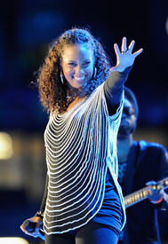 celebrity_paradise.com_TheElder_AliciaKeys2010_06_10_FIFAWorldCupKick_off6.jpg