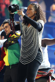 celebrity_paradise.com_TheElder_AliciaKeys2010_06_10_FIFAWorldCupKick_off7.jpg