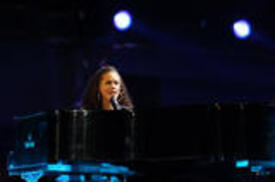 th_celebrity_paradise.com_TheElder_AliciaKeys2010_06_10_FIFAWorldCupKick_off2.jpg