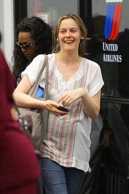 Preppie_Alicia_Silverstone_arrives_at_Bob_Hope_Airport_in_Burbank_12.jpg