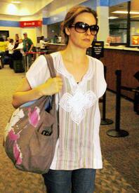 Preppie_Alicia_Silverstone_arrives_at_Bob_Hope_Airport_in_Burbank_3.jpg